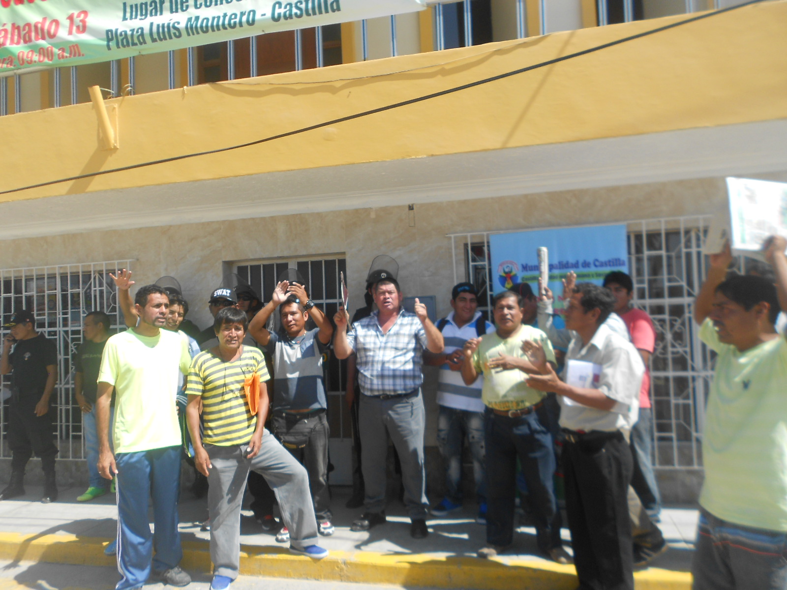 Trabajadores protestan muni castilla