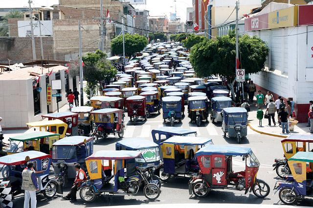 Piura: más de 20 mil mototaxistas informales causan caos en vías - Diario La Hora