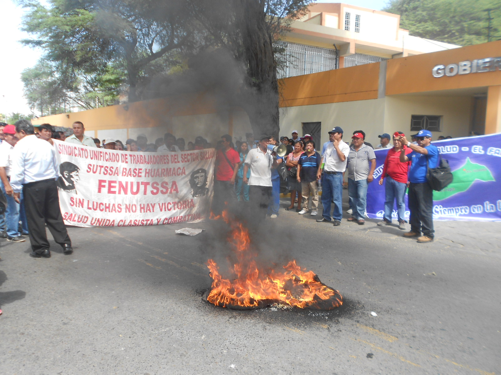 trabajadores de salud llantas