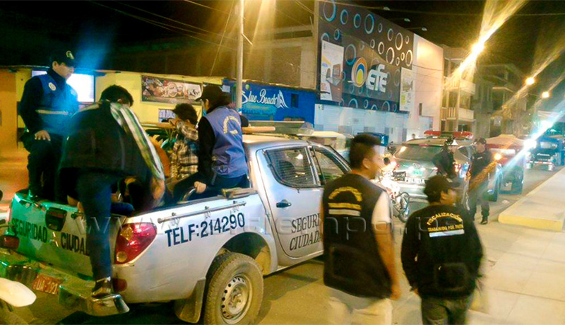 uniformados bebiendo paita