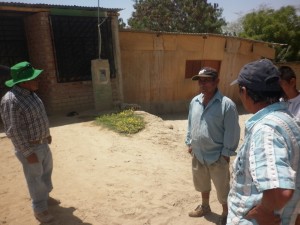 Conversan con personas que serán reubicadas