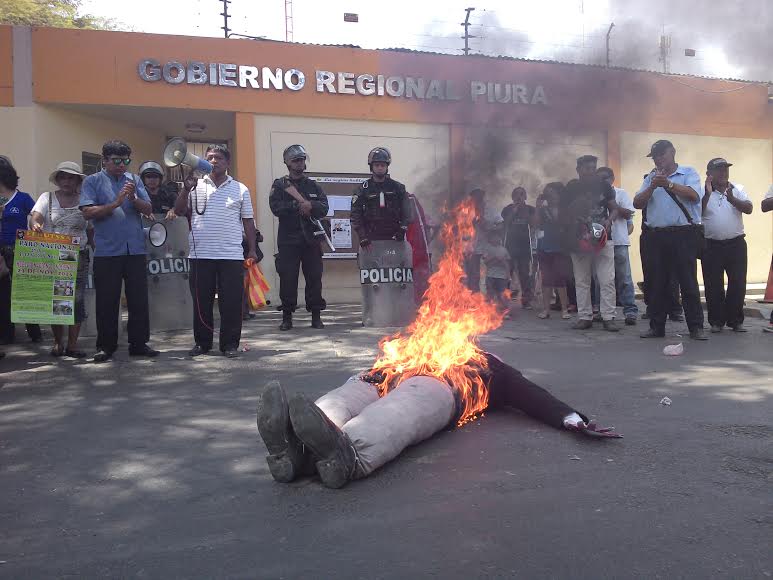 protesta quema muñeco