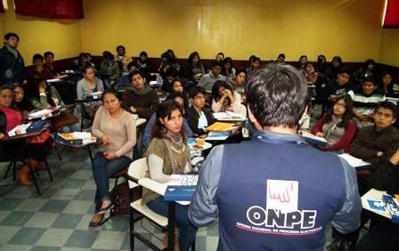 Taller "Democracia eres tú"en la Universidad Nacional Federico Villareal