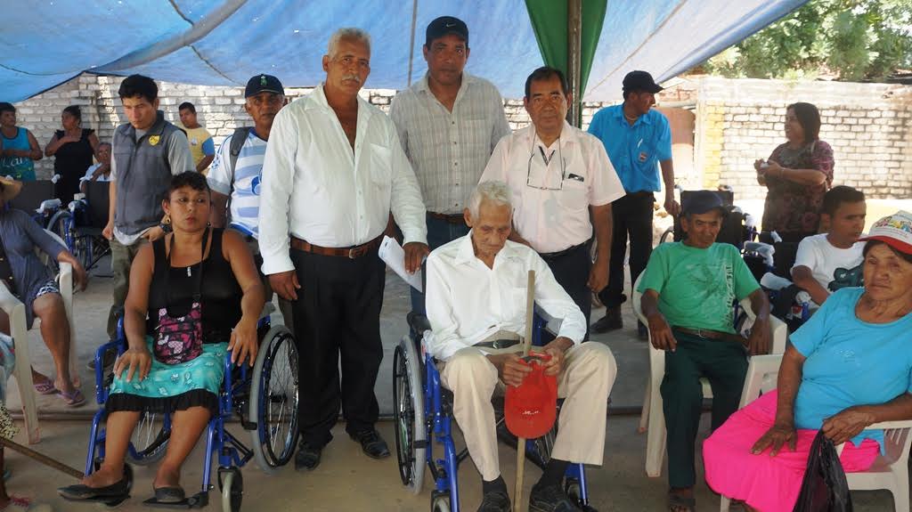 anciano recibe silla