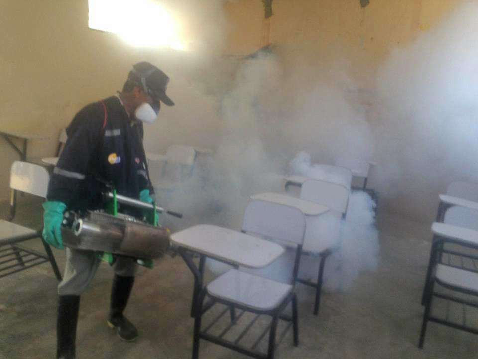 fumigan colegio
