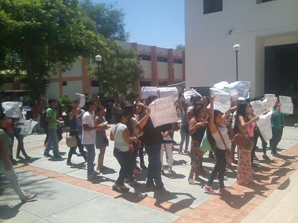 alumnos ETSUNP protestan