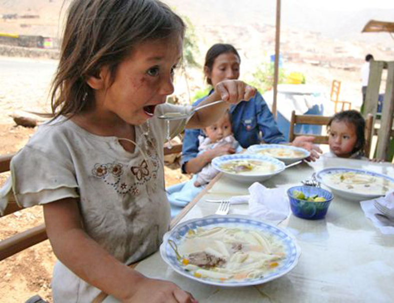 niña comiendo