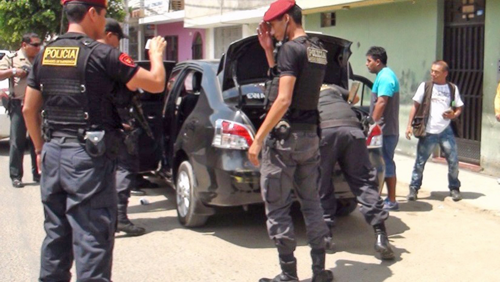 policías detienen
