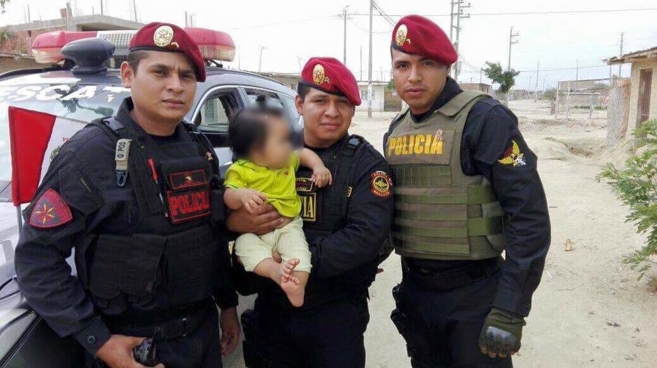 policias con bebe