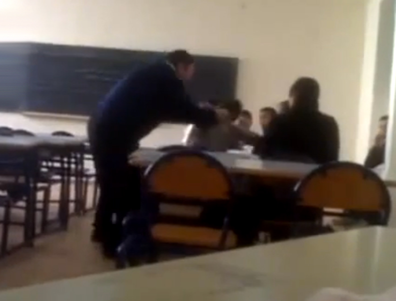 profesor_pega_alumno