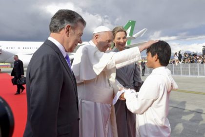 El hijo de Clara Rojas (secuestrada por la guerrilla de las Farc), Emmanuel, le entregó una paloma al sumo pontífice a su llegada.