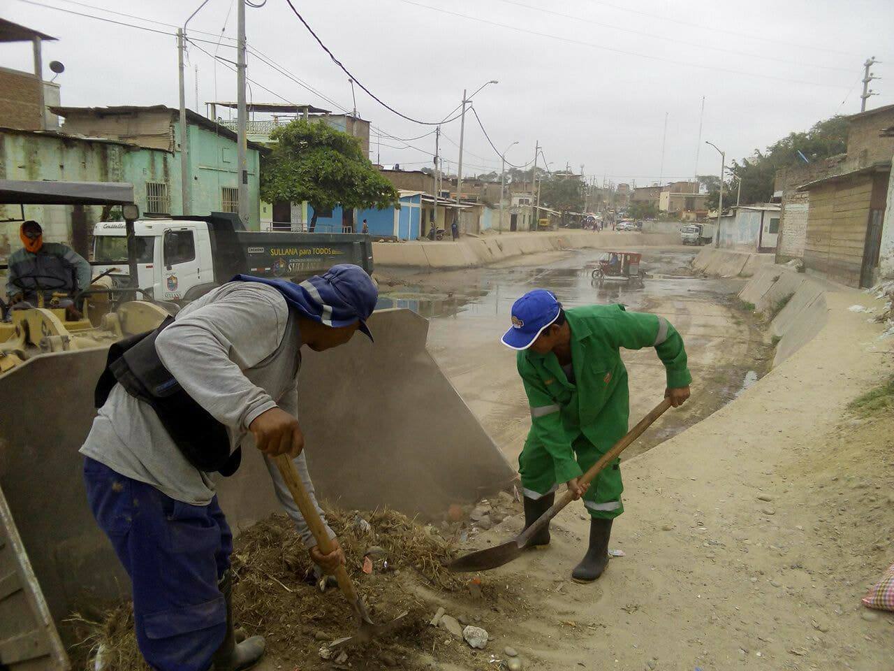 RETIRAN 55 TONELADAS DE BASURA DEL CANAL VÍA (1)