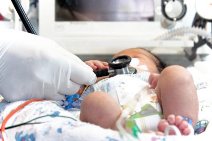 bebe-neonato-enfermo-e1470677192466