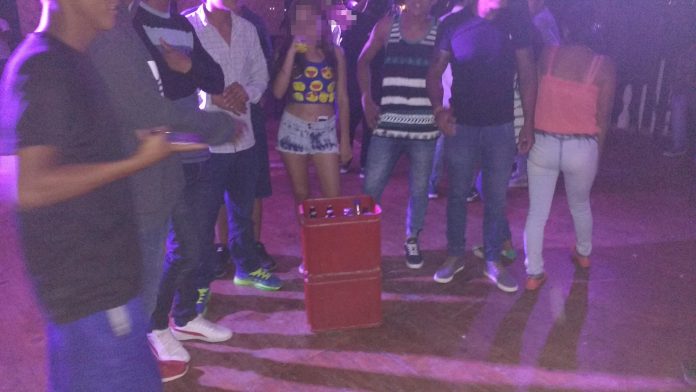 adolescentes-bebiendo-licor-referencial
