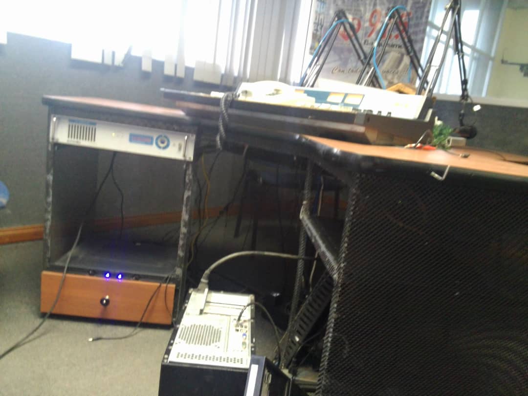 Roban equipos de Radio Fe y Alegría 97.5 FM en Venezuela