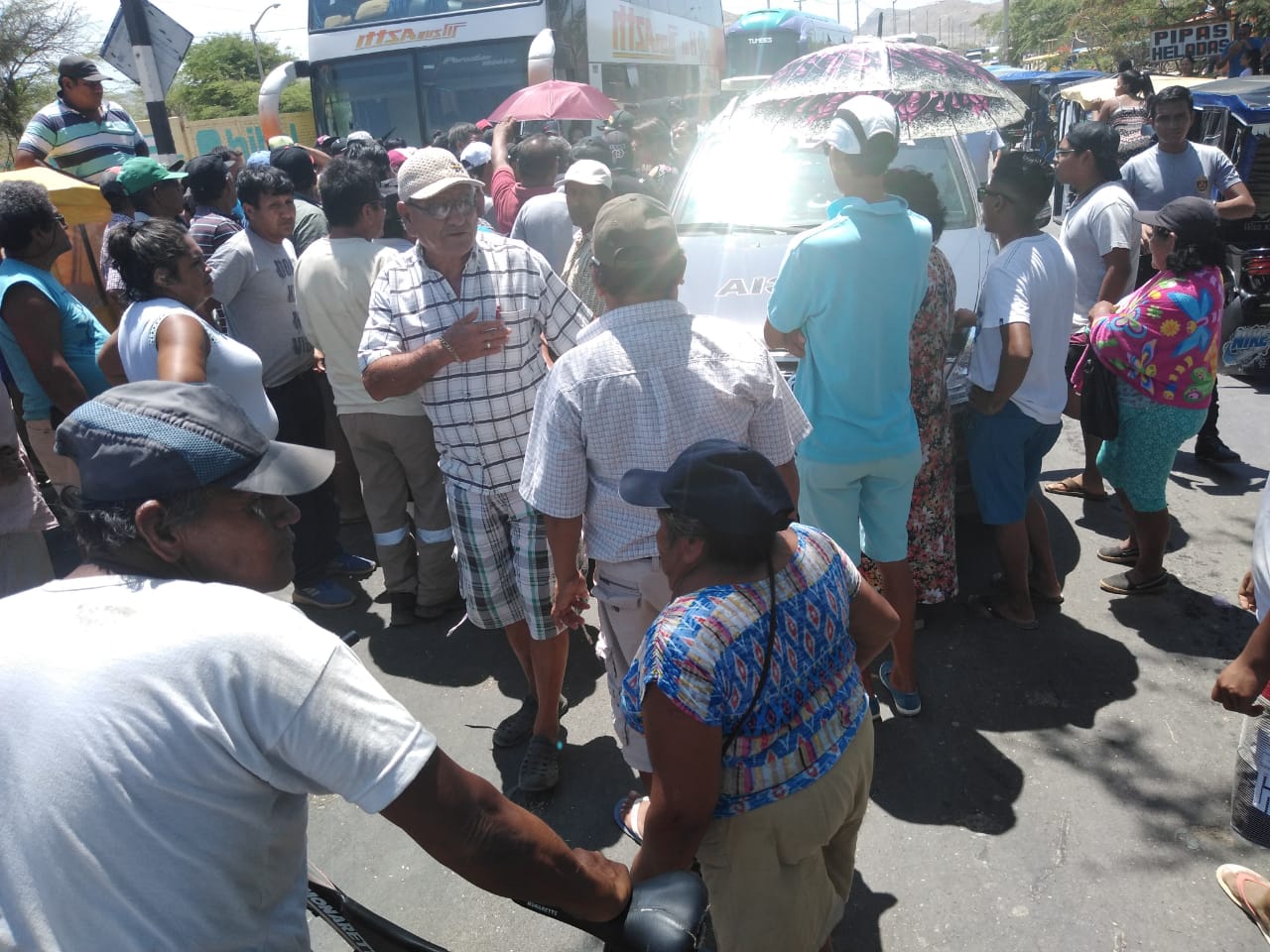 Los Órganos: pobladores bloquean carretera por falta de agua - Cutivalú ...