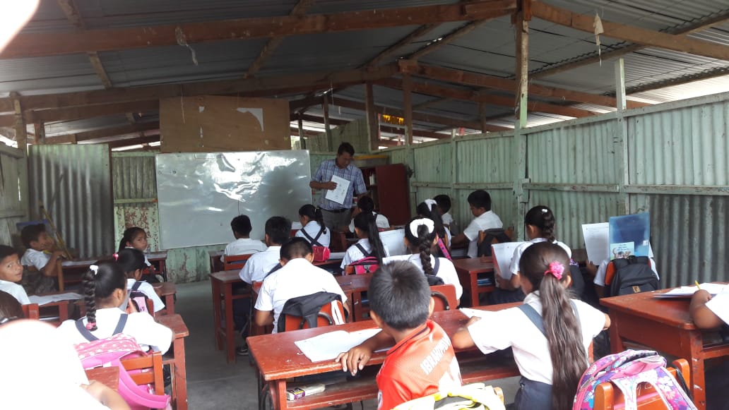 Escolares de La Rita en Tambogrande estudian en aulas hechas de calamina. -  Cutivalú Piura