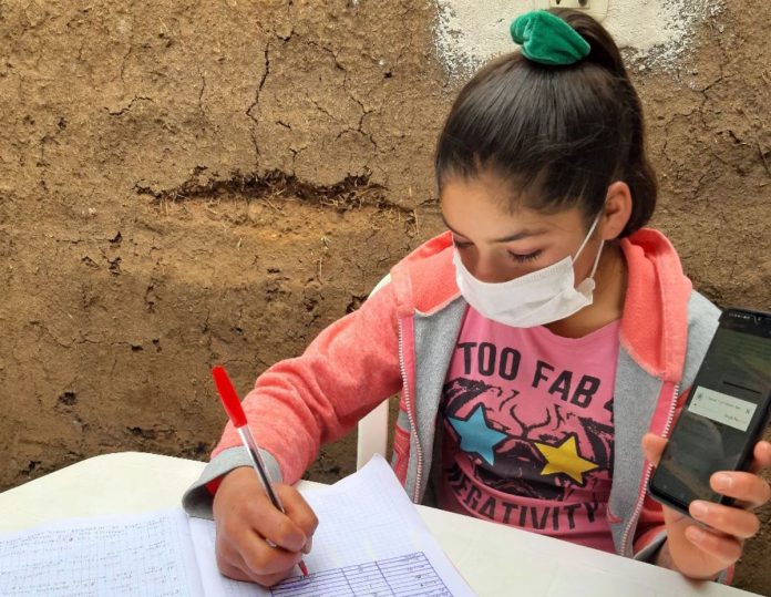 niña clase virtual