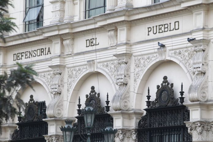 Defensoría pide renuncia de Castillo.