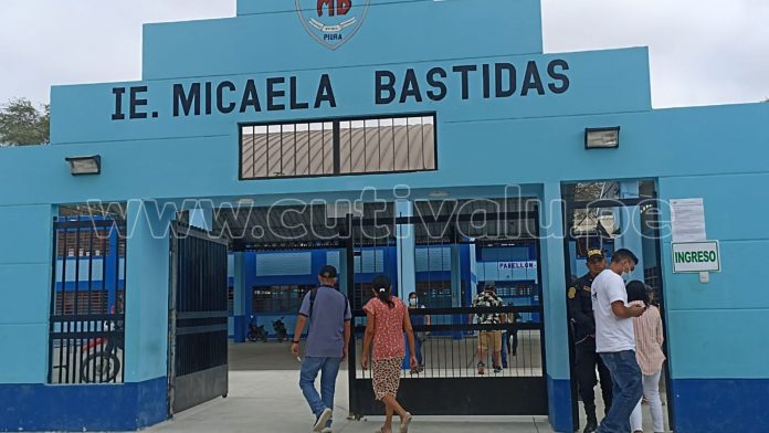 Los electores de la I.E. José Olaya ahora votarán el colegio Micaela Bastidas en Veintiséis de Octubre./ Foto: Alexander Cueva.