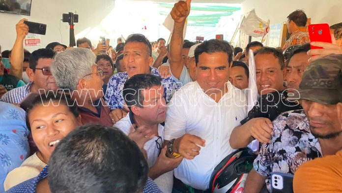 El candidato de Contigo Región recibió los resultados acompañado de sus simpatizantes. / Foto: Diego Castro.