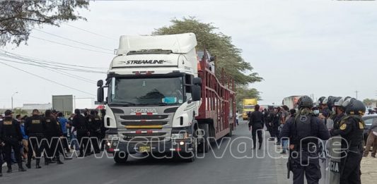 Los transportistas del país acataron un paro nacional ante el alza del precio de los combustibles y otras demandas./ Foto: Néstor Vélez Cutivalú.