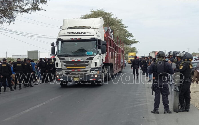 Los transportistas del país acataron un paro nacional ante el alza del precio de los combustibles y otras demandas./ Foto: Néstor Vélez Cutivalú.