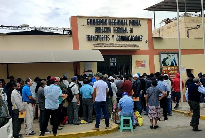 Los tranportistas denuncian que las liciencias no se imprimieron por falta de insumos. / Foto referencial.