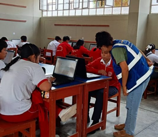 Estudiantes resolviendo el cuestionario en la sala de Cómputo