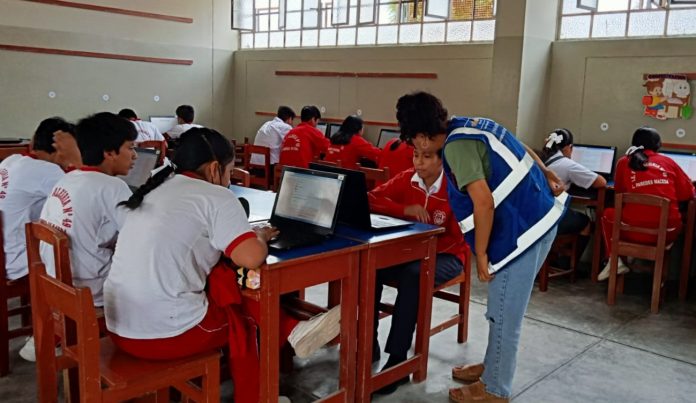 Estudiantes resolviendo el cuestionario en la sala de Cómputo