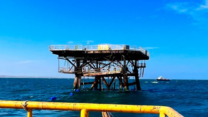 plataforma petrolera abandonada