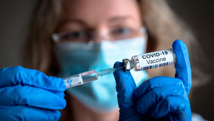 COVID-19: “Fechas de vencimiento de vacunas se extendió por un año”, afirma Colegio Médico