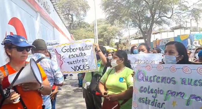 Protesta por colegio
