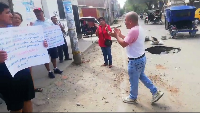 Moradores de A.H. Los Algarrobos protestan por el colapso de desagües y ...