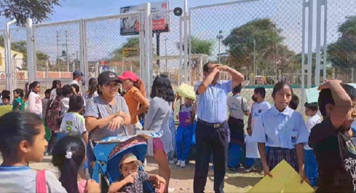 Catacaos: padres de familia del colegio N° 14037 protestan por deuda en los servicios de agua y luz