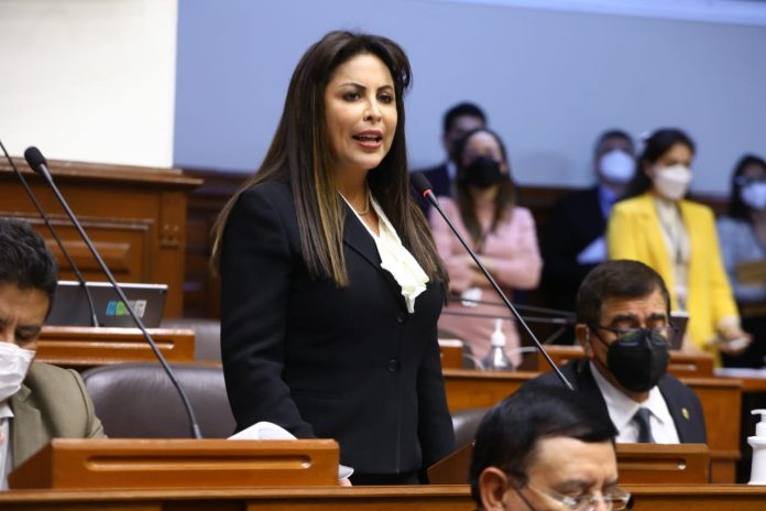 patricia chirinos Presentan denuncia constitucional contra Patricia Chirinos