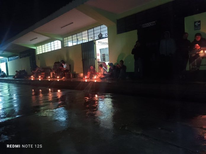 Vigilia de docentes en Huancabamba Docentes de Huancabamba realizan vigilia para exigir el pago de sus sueldos