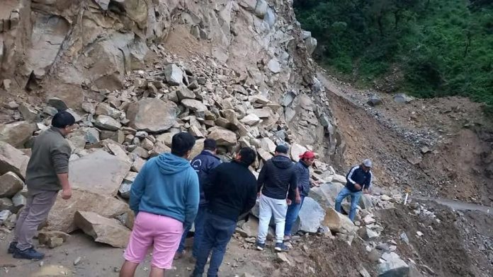 Vehículos quedan varados por derrumbes en carretera Canchaque-Huancabamba