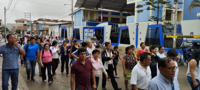 Morropón: Docentes protestan para exigir el pago de sus remuneraciones