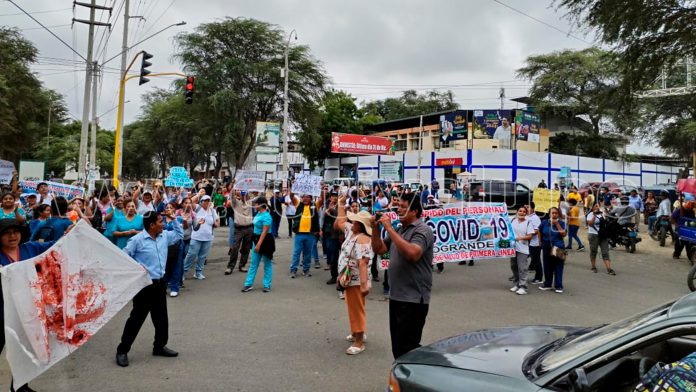 Piura: Trabajadores CAS COVID bloquean vías para exigir el pago de sus remuneraciones