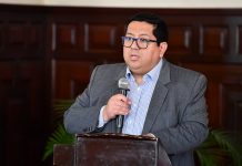 Alex Contreras presenta su renuncia al Ministerio de Economía y Finanzas por "falta de transparencia"