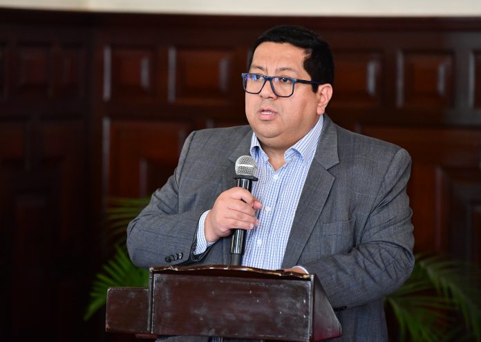 Alex Contreras presenta su renuncia al Ministerio de Economía y Finanzas por 