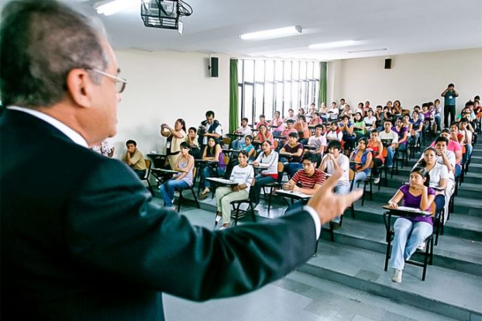 Congreso amplía hasta 2025 plazo para que docentes universitarios puedan enseñar sin tener maestría