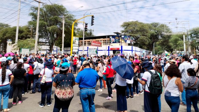 Piura: Docentes bloquean vías para exigir el pago de sus remuneraciones