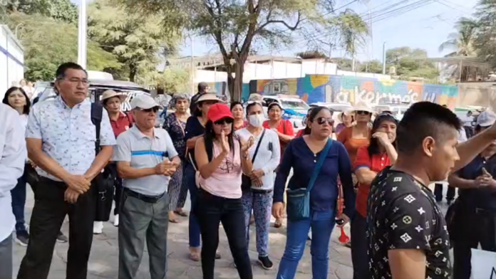 Piura: docentes y trabajadores de salud protestan por falta de pagos