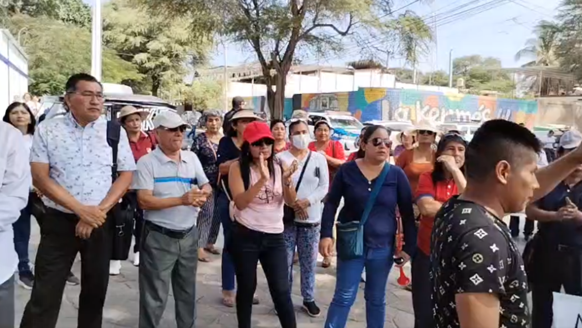Piura: docentes y trabajadores de salud protestan por falta de pagos ...
