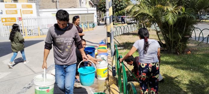 Vecinos de Pachitea recurren a grifo para abastecerse de agua: 