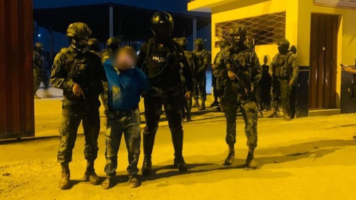Ejército de Ecuador detiene a dos 