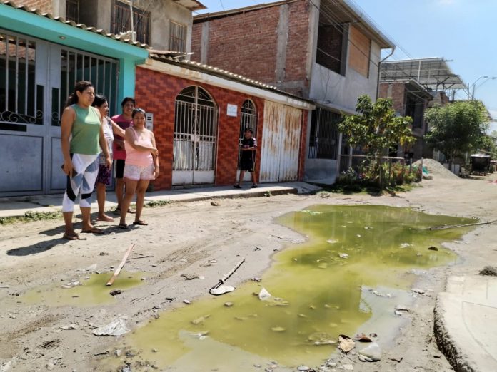 Los Algarrobos: familias del sector 28 de Julio viven en medio de aguas servidas desde hace un mes