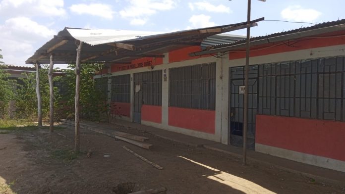 Colegio en Tambogrande exige agua potable y titulación de terreno